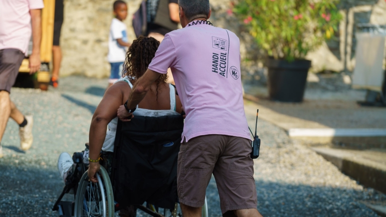 Fauteuil roulant mis à disposition