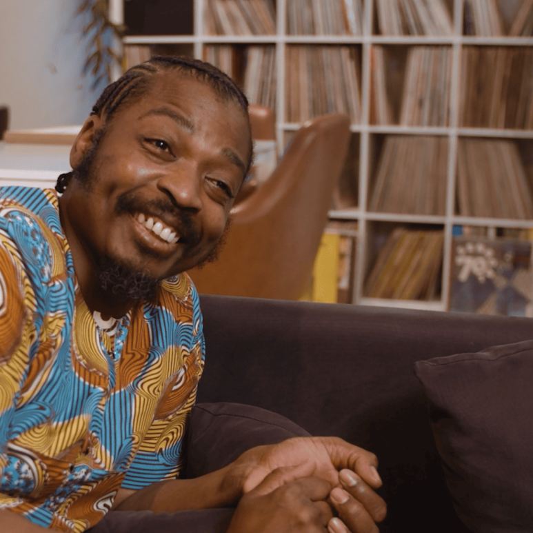 Séance d'écoute de vinyles avec Abalo