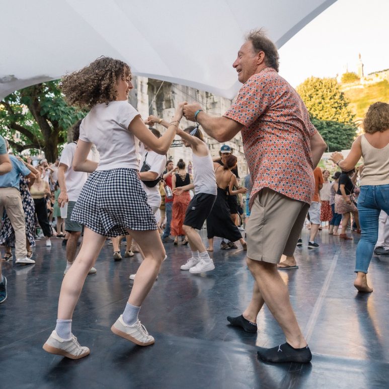 Performance from the “Brass Band & Danse du tout-monde” workshop