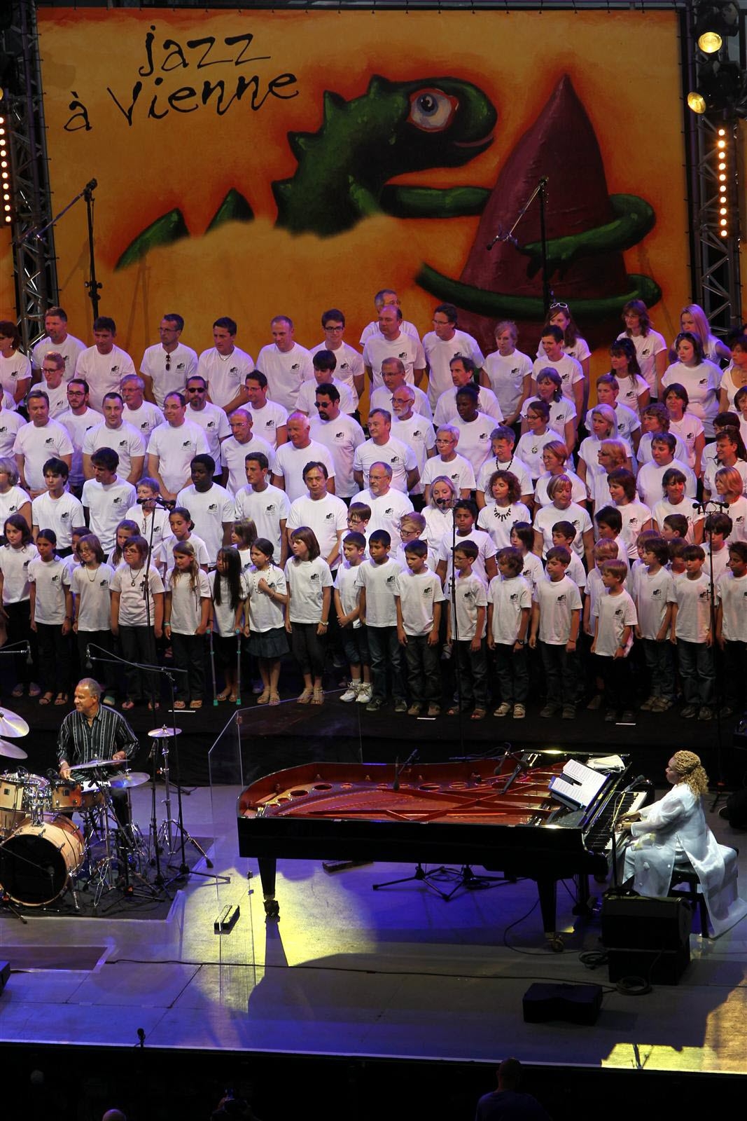 plus-de-200-choristes-viennois-ont-participe-au-concert-de-rhoda-scott-et-de-la-velle-photo-dl-jean-francois-souchet-1426087086-min.jpg